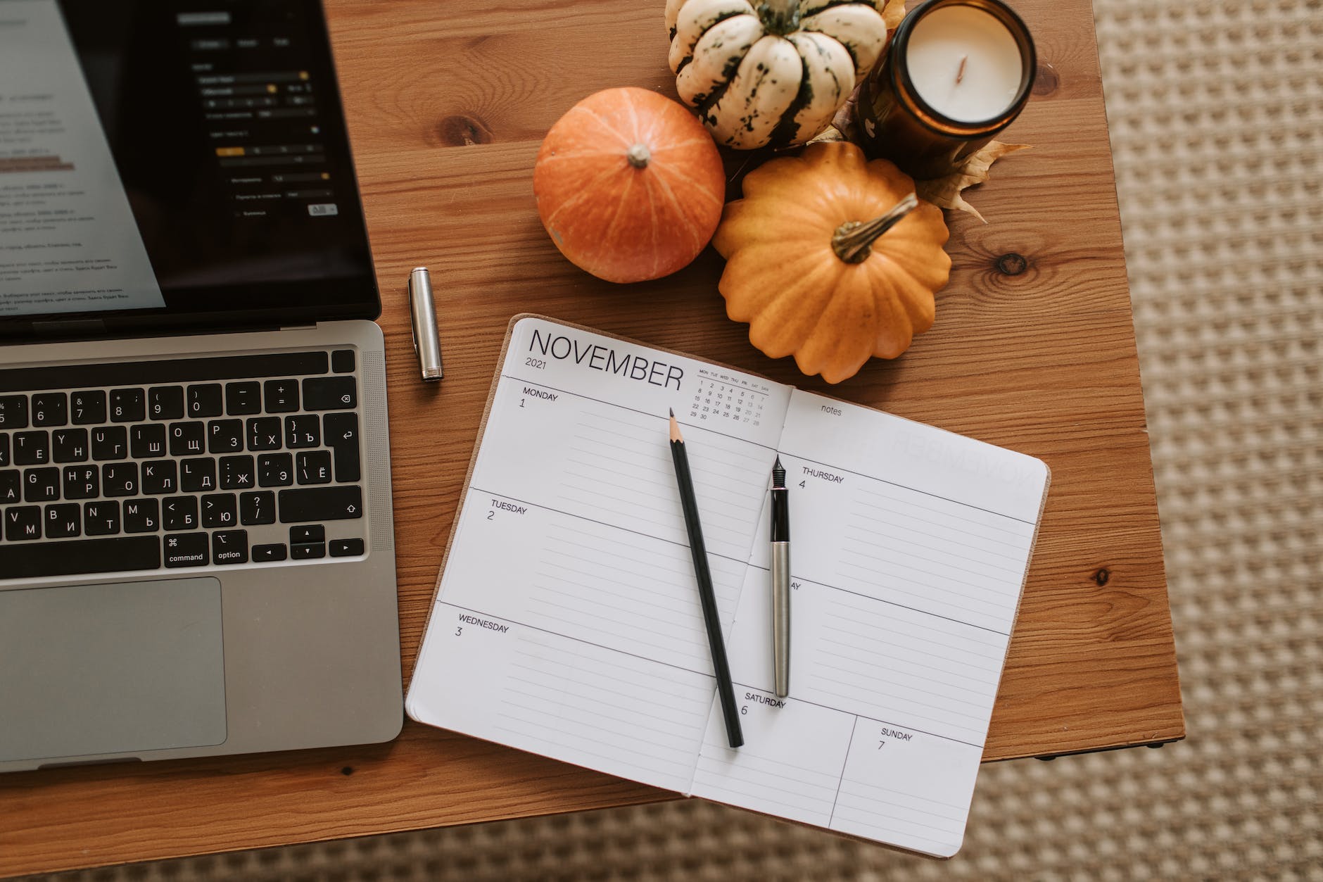 Read more about the article Boost Your Sales with Hot Digital Products: Fall 2023 Trends to Watch 🚀